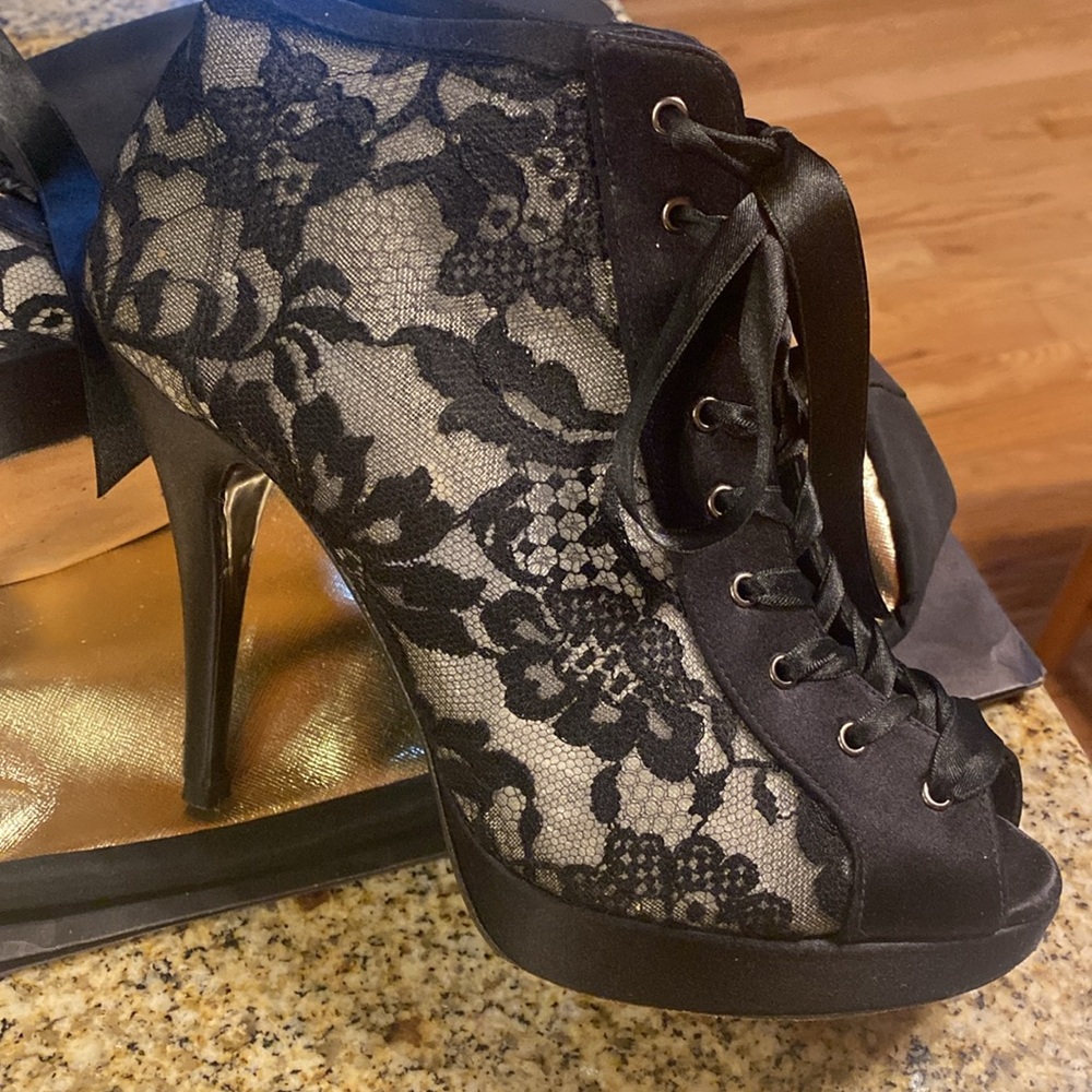 Stuart Weitzman - Picture 4 of 16